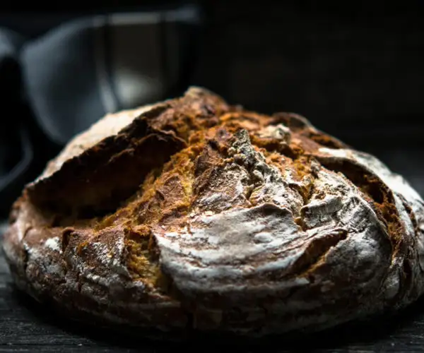 Une boule de pain farinée au restaurant La Table de Trois à Bordeaux