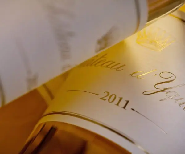 Deux bouteilles de vin blanc Château Yquem 2011 au restaurant La Table de Trois à Bordeaux