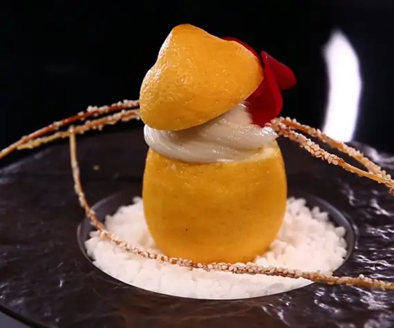 Citron jaune fourré de mayonnaise sur un lit de sel au restaurant La Table de Trois à Bordeaux