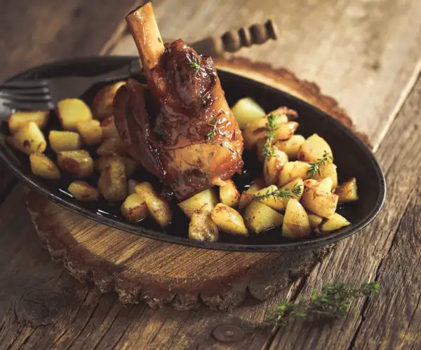 Souris d'agneau accompagnée de pommes de terre sautées au restaurant La Table de Trois à Bordeaux
